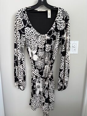 Great comfy travel dress.  Belted.  Scoop neckline.  Polyester